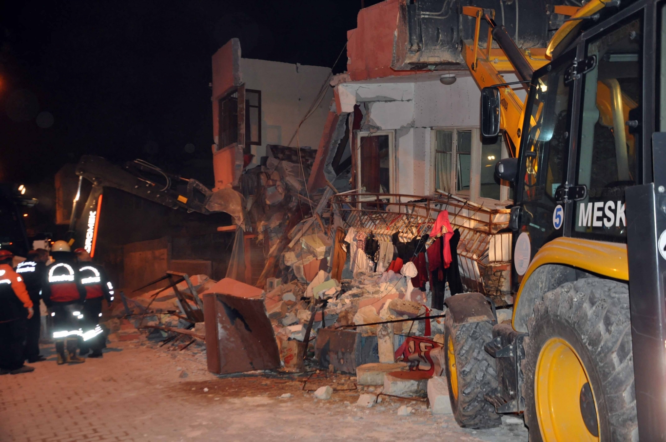 Mersin’de 2 katlı bina çöktü:5 yaralı (YENİLENDİ) Mersin’de 2 katlı bina çöktü:5 yaralı (YENİLENDİ)